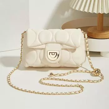 Женская сумка-мессенджер с диагональной цепочкой на одно плечо. Сумка-подмышка в форме ромба. Женская мода.