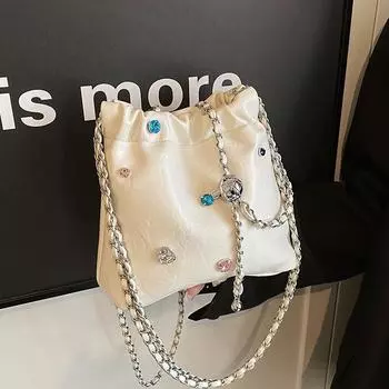 Женская сумка. Новинка весны 2024 года. Сумка-ведро большой вместимости. Популярная универсальная и модная сумка через плечо с цепочкой в этом году.