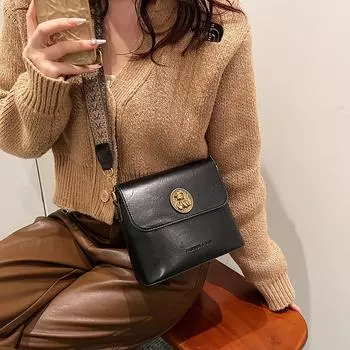 Женская сумка подмышки высокого качества в стиле ретро, новинка 2023 года, зимняя новая маленькая квадратная сумка, простая и универсальная сумка через плечо на одно плечо