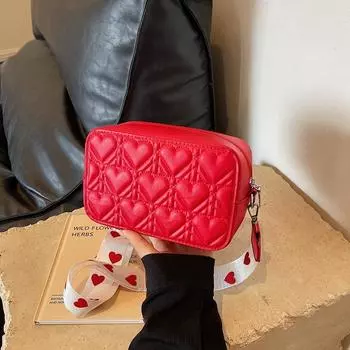 Женская сумка с широким ремнем и вышивкой Love 2024 года, новинка лета в иностранном стиле, модная сумка-мессенджер на одно плечо чёрный