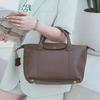 Женская сумка-тоут Boston из натуральной кожи 2025 года — вместительная, текстурированная, универсальная сумка для поездок на работу. 38cm Length x 15cm Width x 20cm Height чёрный