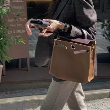 Женская сумка-тоут платинового цвета с ретро-стежкой 2023 года: Нишевый дизайн, большая вместимость, трансформируемая сумка-мессенджер. кофейный