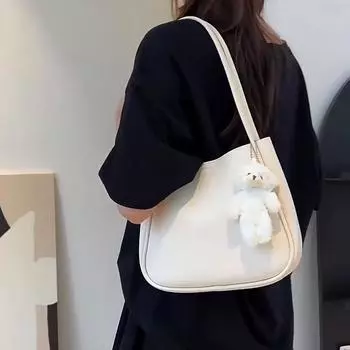 Женская сумка-ведро из мягкой искусственной кожи, модная однотонная сумка-тоут с милой маленькой подвеской в виде медвежонка с верхней ручкой бежевый