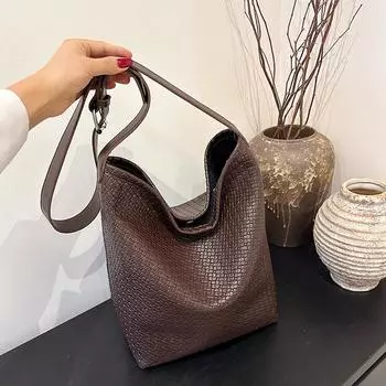 Женская сумка-ведро в стиле ретро, универсальная, большая вместительная, 2024 года, модная, повседневная, для работы и поездок на работу, сумка через плечо 24*13*33 чёрный