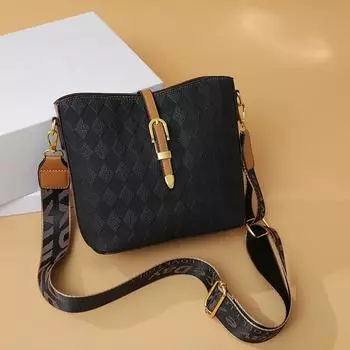 Женская текстурированная сумка через плечо, весна 2024 года, новая высококачественная и универсальная сумка-ведро большой вместимости на одно плечо.