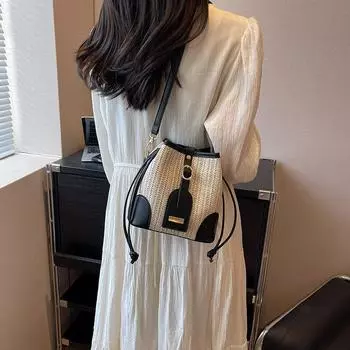 Женская тканая сумка большой вместимости в 2024 году, новая модная контрастная сумка через плечо на одно плечо, модная и простая соломенная тканая сумка-ведро