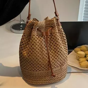 Женская тканая сумка из травы. Новая модная сумка-мешок 2024 года, летняя нишевая универсальная тканая сумка, пляжная сумка через плечо через плечо.