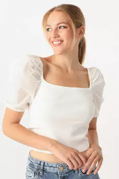 Женская трикотажная блуза с пышными рукавами цвета экрю