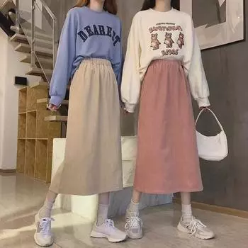 Женская узкая вельветовая юбка А-силуэта с высокой талией — стильная модель средней длины с разрезом для осени/зимы 2023 г. M чёрный