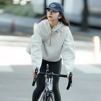 Женская весенняя куртка для йоги с капюшоном и полумолнией - короткая модель Medium