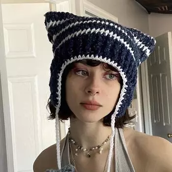 Женская вязаная шапка с лисьими ушками и полосатой шерстяной шапкой