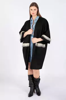 Женская замшевая куртка больших размеров с меховой отделкой черного цвета