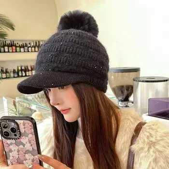 Женская зимняя вязаная шапка-бини с козырьком и ушами, помпоном из искусственного меха, пушистая, толстая, теплая, уличное сплошное, с мягкими манжетами One size белый
