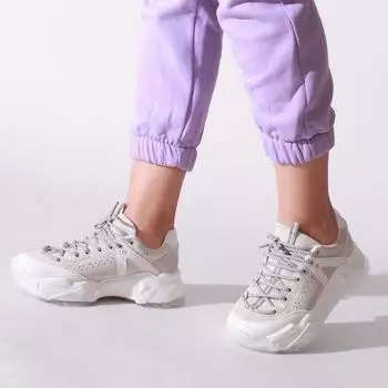Женские белые кроссовки