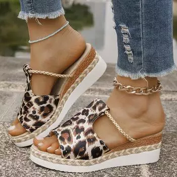 Женские босоножки на танкетке с леопардовым принтом, лето 2025 г., легкие нескользящие тапочки на платформе, женские пляжные сандалии с открытым носком и толстой подошвой 36 чёрный