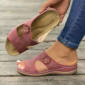 Женские босоножки на танкетке с мягкой подошвой, цветочный декор, повседневная удобная летняя обувь для отдыха на открытом воздухе 36 чёрный