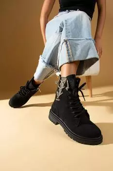 Женские ботинки на шнуровке с теплой подкладкой и каменными деталями 57-410-23