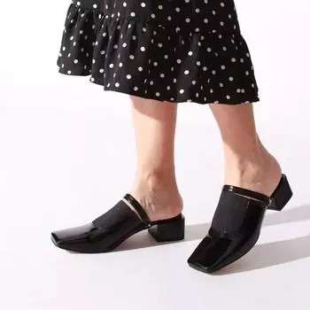 Женские черные мятые тапочки из лакированной кожи с камнями