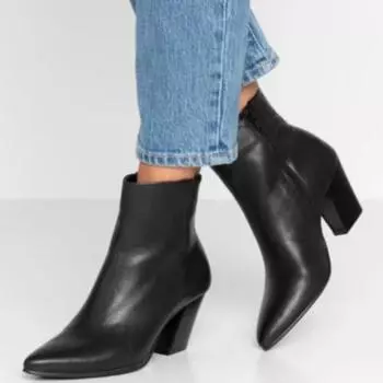 Женские черные сапоги на каблуке