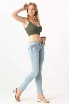 Женские джинсовые брюки с карманами на молнии и детальной отделкой