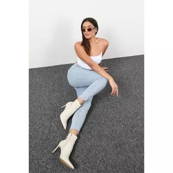 Женские джинсы скинни с высокой талией и вырезами голубого цвета