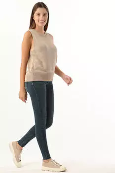 Женские джинсы скинни с заниженной талией и вырезами синего цвета