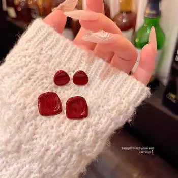 Женские геометрические серьги Ankola винно-красного цвета — простые, универсальные, идеально подходят для осени и зимы. A2080 вино красного