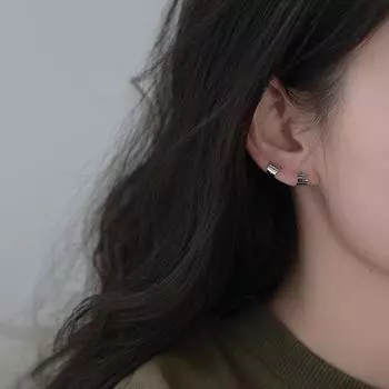 Женские гладкие и простые серьги в форме буквы С