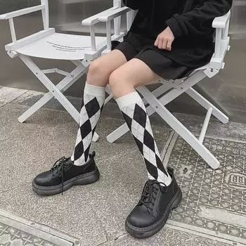 «Женские классические носки в черно-белую клетку с ромбами — длинные, в ретро-британском стиле, для весны и осени»
