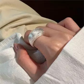 Женские кольца, легкие роскошные матовые кольца, женские толстые матовые нишевые дизайны, простое персонализированное кольцо для подруги 1 pc