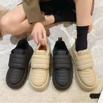 Женские кроссовки, белые туфли, новинка 2023 года, зимняя универсальная повседневная спортивная обувь для колледжа, теплая короткая плюшевая трендовая женская обувь 35 чёрный
