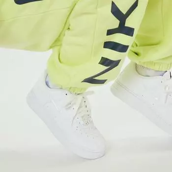 Женские кроссовки Nike Air Force 1 07 SE FB8251 100