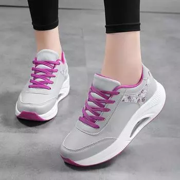 Женские кроссовки повседневные уличные школьные туфли для студентов увеличивающие рост легкие кроссовки для девочек большие размеры женские кроссовки на танкетке 35-42 EU: 36 чёрный