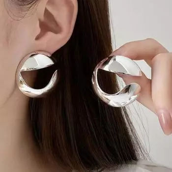 Женские круглые нерегулярные полые серьги серебряный