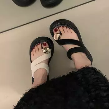 Женские летние тапочки 2025 года, новые модные универсальные тапочки с толстой металлической подошвой, удобные повседневные тапочки с защипами для ног 35