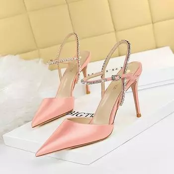 Женские летние туфли из шелкового атласа и высокого каблука на тонком каблуке 9,5 см с острым носком, сандалии с односторонним поясом и стразами 34 красный