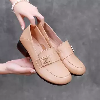 Женские лоферы нового стиля с металлической отделкой, первый слой из коровьей кожи, большой размер, мягкая кожа, маленькие кожаные туфли в британском стиле, туфли на среднем каблуке 35