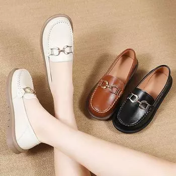 Женские лоферы с металлической цепочкой без шнуровки на плоской подошве с круглым носком. Удобная модная рабочая деловая обувь. Легкие женские мокасины из искусственной кожи. 35 коричневый