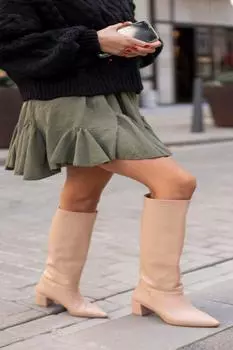 Женские модные ботинки телесного цвета с бежевой кожей и мехом на внутренней стороне, на каблуке 3 см, повседневные сапоги ниже колена с острым носком