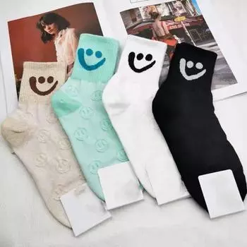 Женские модные корейские носки средней длины со смайликом — универсальные и удобные для весны и лета чёрный