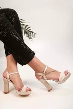 Женские модные туфли на каблуках. Бежевые атласные туфли на платформе с камнями.