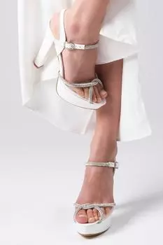 Женские модные туфли на каблуке белого цвета с камнями