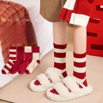 Женские носки средней длины сохранят тепло осенью и зимой. Выйдите замуж в год Змеи. Красные носки на Новый год. Модные хлопковые носки.