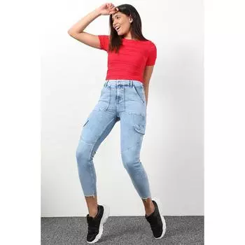 Женские обрезанные джинсы с карманом-карго Светло-голубые