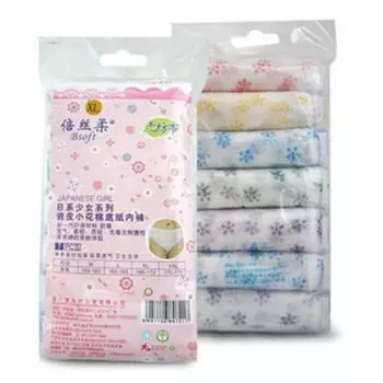 Женские одноразовые трусики, завернутые в дорожную бумагу, чистое интимное нижнее белье M