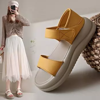 Женские пляжные тапочки с открытым носком и танкеткой 35