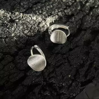 Женские простые круглые серьги с пряжкой из матового диска, стильные серьги-кольца с геометрическим узором из металла и ниш