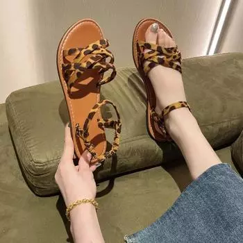 Женские сандалии большого размера с леопардовым принтом, новинка 2024 года, римские модные противоскользящие пляжные сандалии на плоской подошве на одну ногу 35