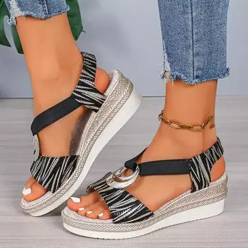 Женские сандалии на танкетке в полоску с принтом, летние сандалии на платформе с металлическими украшениями, женская повседневная нескользящая пляжная обувь на толстой подошве 36