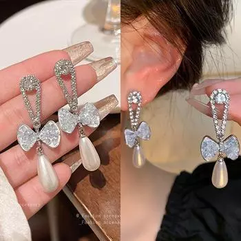 «Женские серьги-бантики с каплевидным жемчугом и голубыми бриллиантами – легкая роскошь, небольшой нишевый дизайн» null серебряный